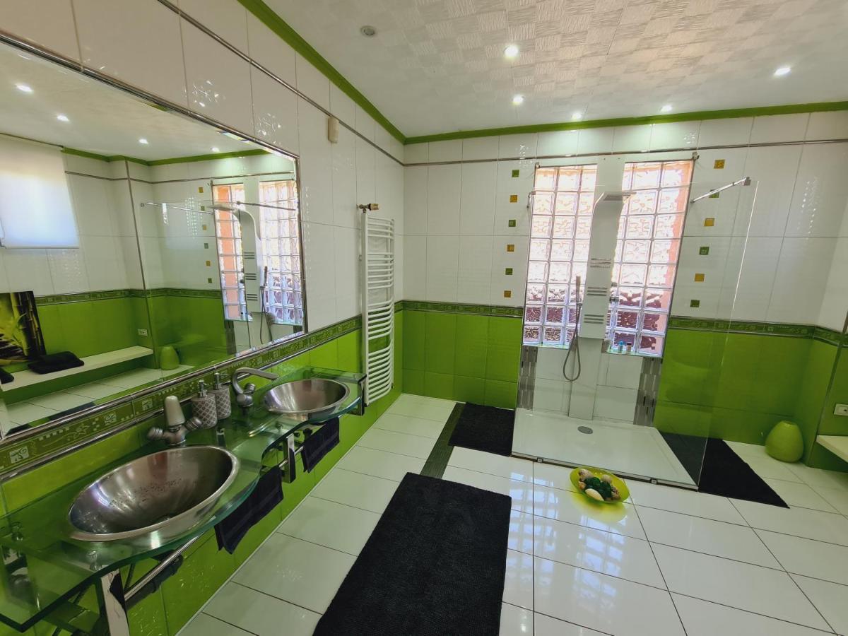 Airport Luxury Apartman 42 Vecses Bagian luar foto